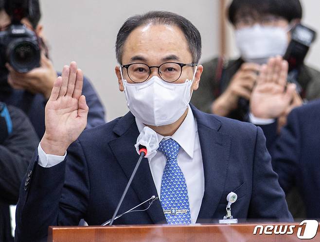 이원석 검찰총장이 20일 서울 여의도 국회에서 열린 법제사법위원회의 대검찰청에 대한 국정감사에서 증인 선서를 하고 있다. 2022.10.20/뉴스1 ⓒ News1 이재명 기자