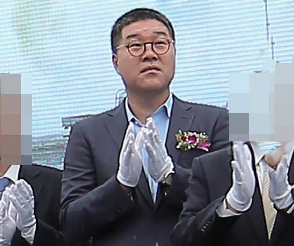 쌍방울 전 회장 김성태씨는 사진도 별로 남아있지 않다. 사진은 2019년 4월 전북 군산시에서 열린 새만금 주행시험장 준공식에 쌍방울 회장 자격으로 참석한 모습. /새만금개발청