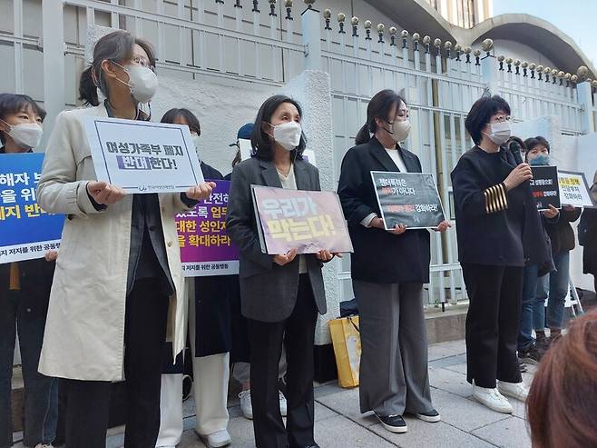 김민문정 한국여성단체연합 상임대표(앞줄 왼쪽부터)와 강혜란 한국여성민우회 상임대표, 송란희 한국여성의전화 상임대표, 김은경 한국와이더블유시에이(YWCA)연합회 성평등정책위원장이 20일 오후 서울 종로구 정부서울청사 후문 앞에서 김현숙 여성가족부 장관과 간담회에서 나눈 이야기를 설명하고 있다. 오세진 기자 5sjin@hani.co.kr