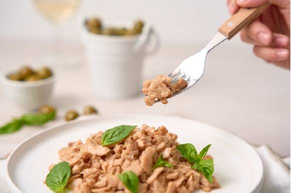 오뚜기의 언튜나 식물성 바질 참치맛 제품 이미지. [사진=오뚜기]