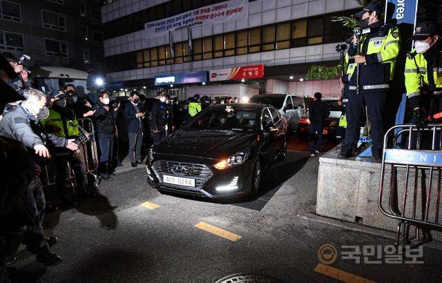19일 서울 여의도 더불어민주당사 주차장에서 검찰 관계차의 차량이 나서고 있다.