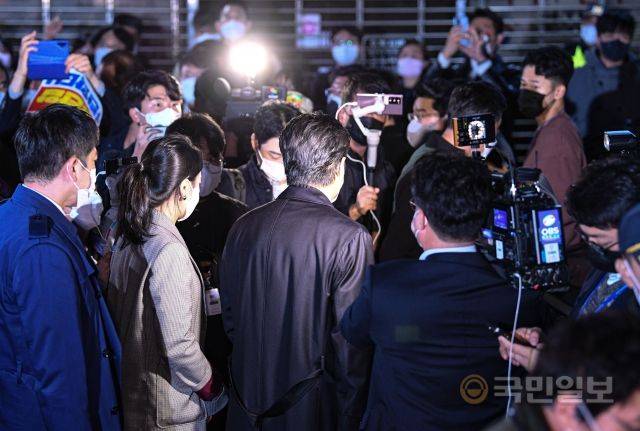 호승진 서울중앙지방검찰청 부부장검사를 비롯해 압수수색에 나섰던 검찰 관계자들이 19일 서울 여의도 중앙당사 앞에서 철수하고 있다.