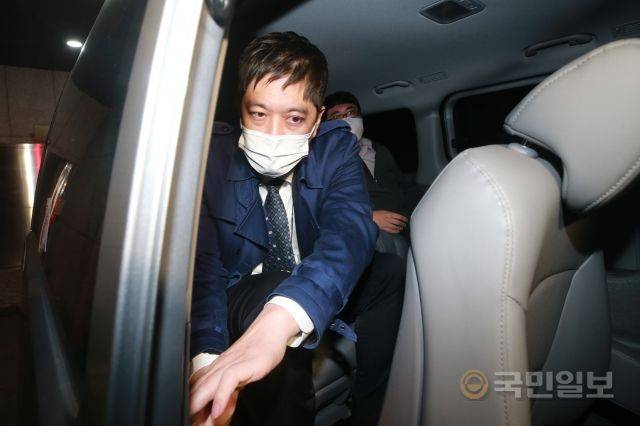 더불어민주당 중앙당사 내 민주연구원 압수수색에 나섰던 검찰 관계자가 19일 서울 여의도 중앙당사 앞에서 철수하고 있다.