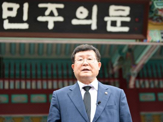 지난 8월 더불어민주당 전당대회 당시 당대표 선거에 출마했던 설훈 의원이 7월 18일 광주 북구 운정동 국립5·18민주묘지를 찾아 참배한 뒤 취재진의 질문에 답하고 있다. 뉴시스