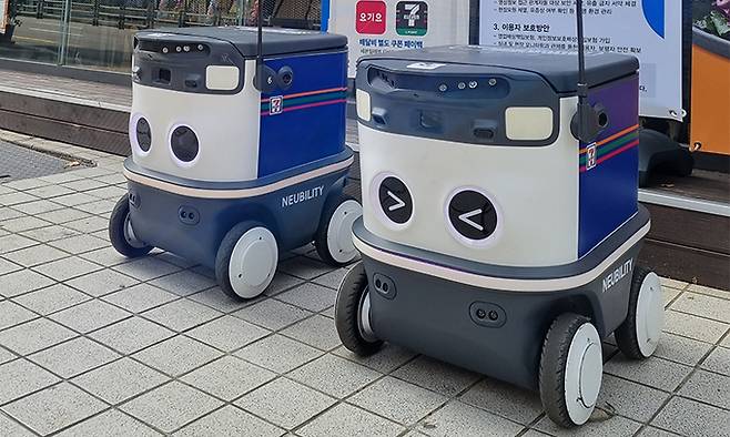 세븐일레븐과 뉴빌리티가 시범 운영 중인 자율주행 로봇 ‘뉴비’가 14일 서울 서초구 방배역 인근 세븐일레븐 점포 앞에서 배달을 기다리고 있다. 장혜진 기자