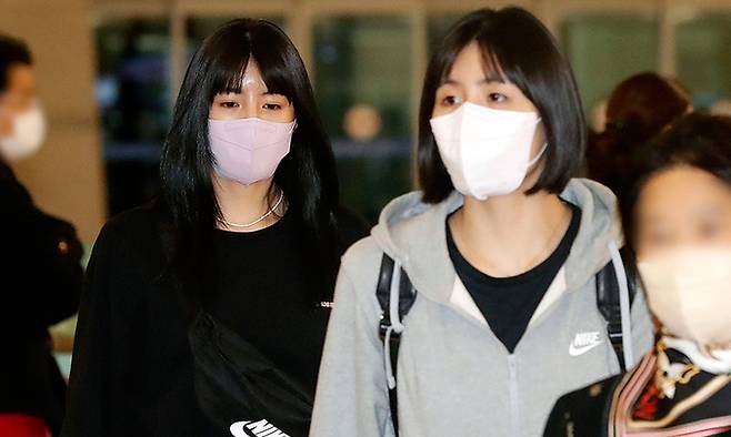 이재영(오른쪽)·다영 쌍둥이 자매가 지난해 10월 인천국제공항에서 그리스로 출국하고 있다. 인천공항=뉴시스