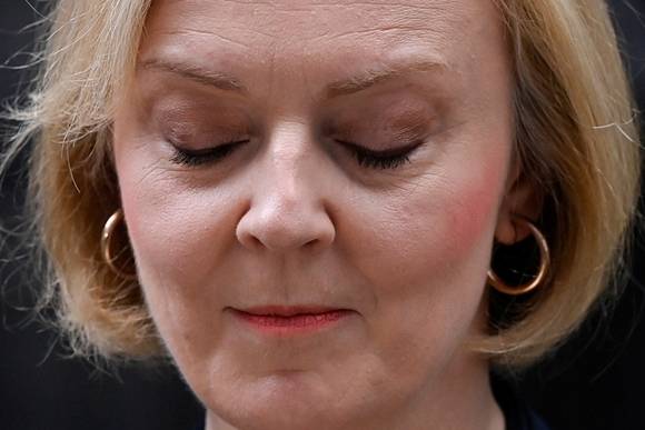 20일(현지시간) 리즈 트러스 영국 총리가 런던 다우닝가 10번지 외곽 총리실 앞에서 사퇴를 발표하고 있다. 2022.10.20 로이터 연합뉴스