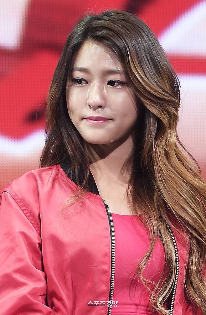 팀의 마지막 주축이었던 AOA 설현이 소속사와의 전속계약 만료를 선언하면서 팀 또한 존폐위기에 처했다. 이선명 기자 57km@kyunghyang.com