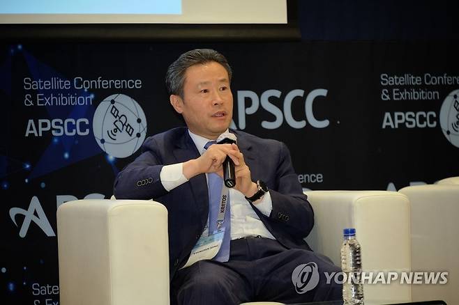 KT SAT, 위성 우주 국제회의 'APSCC 2022' 참가 (서울=연합뉴스) KT SAT이 위성 우주 국제회의 아태위성통신협의회(APSCC) 2022 콘퍼런스에 참가해 다양한 활동을 펼쳤다고 20일 밝혔다. 사진은 다중궤도 위성사업 전략에 대해 설명하는 KT SAT 송경민 대표. 2022.10.20 [KT SAT 제공. 재판매 및 DB 금지] photo@yna.co.kr