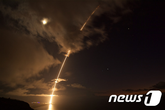 미국의 SM-6 미사일이 중거리 탄도미사일 요격 실험에 성공한 모습. ⓒ AFP=뉴스1 ⓒ News1 우동명 기자