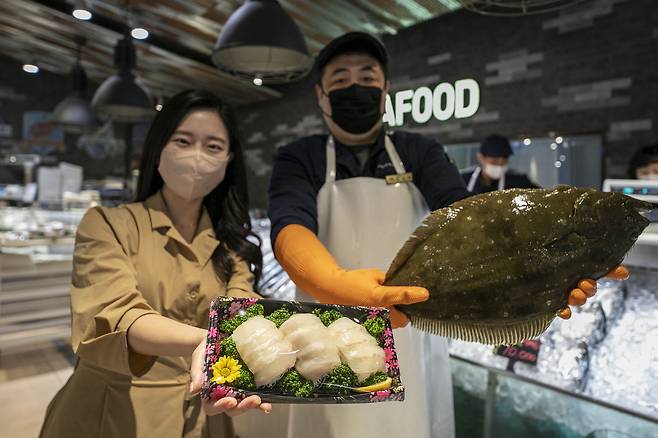 AK플라자 식품관 '제주 모살 광어' 행사.(AK플라자 제공)