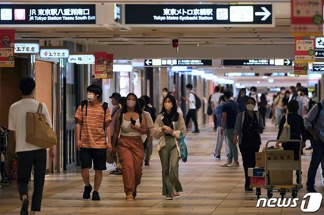 일본 도쿄의 지하 쇼핑몰에서 시민들이 길을 걷고 있다. 2022.08.15/뉴스1 ⓒ AFP=뉴스1 ⓒ News1 김민수 기자