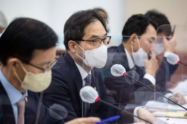 한기정 공정거래위원장이 21일 서울 여의도 국회에서 열린 정무위원회의 국무조정실, 공정거래위원회, 국민권익위원회 등에 대한 종합국정감사에서 의원 질의에 답하고 있다. 2022.10.21 뉴스1