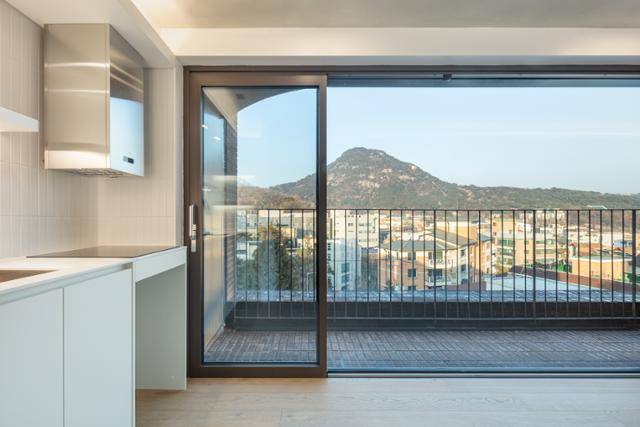 3층에는 와이드한 창을 내서 막힘없이 풍경을 감상할 수 있도록 했다. 북측으로 난 창으로는 눈부시지 않는 은은하고 따뜻한 빛이 사계절 들어온다. 신경섭 건축사진작가 제공