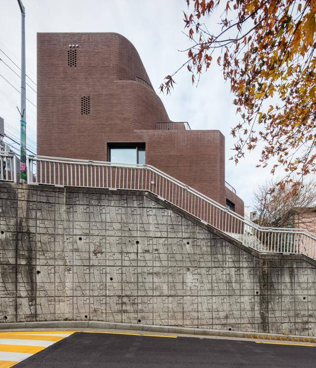 옹벽은 성채를 연상케 하는 디자인의 모티브가 됐다. 건축가는 옹벽을 보고 옥인단 단단이 땅에 뿌리를 내리고 있는 형상으로 세워진 모습을 상상했다. 신경섭 건축사진작가 제공