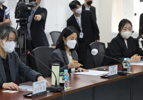 Representatives of major women’s groups including Kim-Min Mun-jeong (left), head of the Korea Women’s Associations United, attend a gender ministry meeting to discuss the government restructuring plan with leaders of women’s groups at the government office in Seoul on October 20. Yonhap News