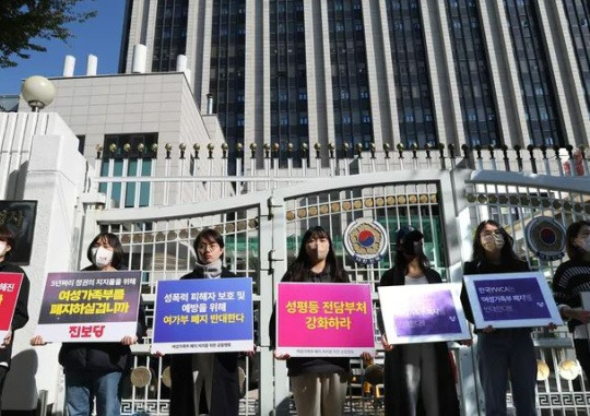 The leaders of five women’s organizations and the YWCA of Korea picket in front of the government building in Seoul opposing the elimination of the Ministry of Gender Equality and Family ahead of a meeting on the government restructuring plan with the gender on October 20. Yonhap News