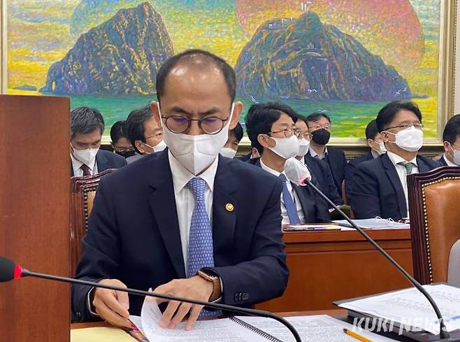 고학수 개인정보보호위원장이 21일 국회 정무위원회 국정감사에 출석해 답변 자료를 보고 있다. 송금종 기자 