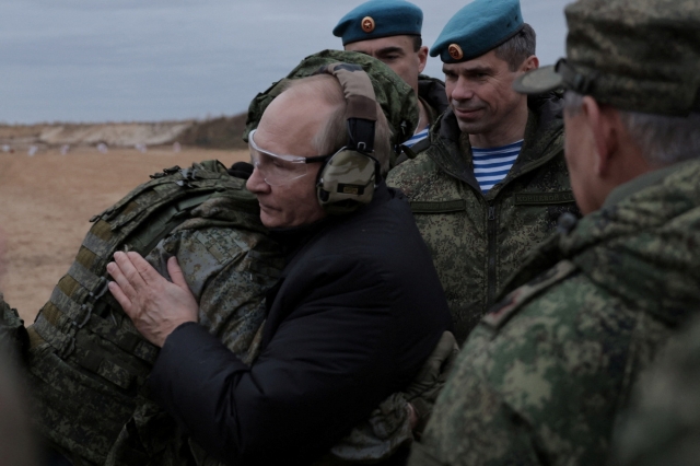블라디미르 푸틴 러시아 대통령이 20일(현지시간) 랴잔주 서부군관구 동원예비군 훈련소를 방문해 한 사병을 껴안고 있다. 러시아 국방부 제공