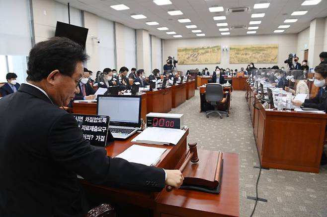 [서울=뉴시스] 최진석 기자 = 유기홍 국회 교육위 위원장이 21일 서울 여의도 국회에서 열린 교육위원회의 교육부 및 소속기관, 교육부 산하 공공기관·유관기관 등에 대한 종합국정감사를 주재하고 있다. 2022.10.21. (공동취재사진)