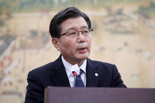 [서울=뉴시스] 김선웅 기자 = 임홍재 국민대학교 총장이 21일 서울 여의도 국회 교육위원회에서 열린 국정감사 교육부 등에 대한 종합감사에서 의원 질의에 답변하고 있다. 2022.10.21.