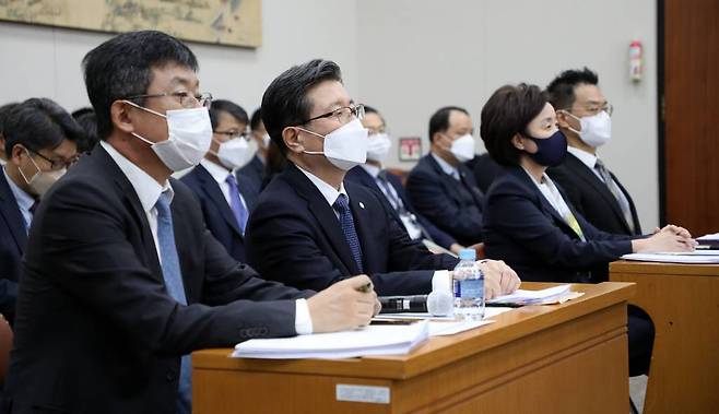 [서울=뉴시스] 김선웅 기자 = 임홍재(앞줄 두번째부터) 국민대학교 총장, 장윤금 숙명여자대학교 총장, 홍석화 에이치컬테크놀러지 대표 21일 서울 여의도 국회 교육위원회에서 열린 국정감사 교육부 등에 대한 종합감사에 출석해 자리하고 있다.  2022.10.21.