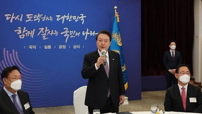 윤석열 대통령이 19일 서울 용산 국방컨벤션센터에서 열린 국민의힘 원외당협위원장 초청 오찬 간담회에서 발언을 하고 있다. 대통령실 제공