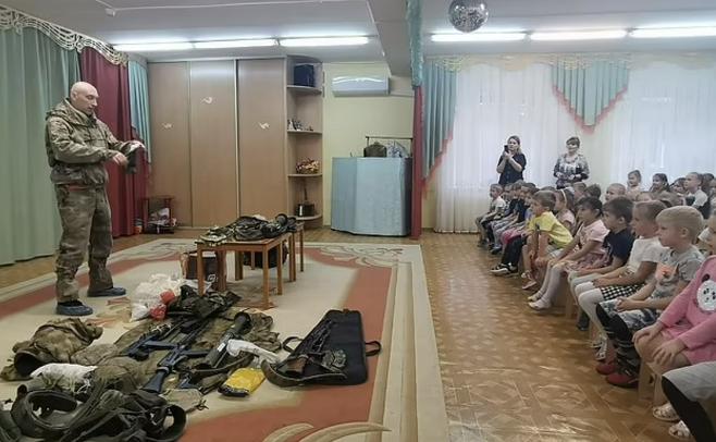 해당 동영상은 모스크바 인근 도시의 유치원에서 촬영됐으며, 아이들은 ‘조국의 진정한 수호자를 구별하는 자질’을 배우는 시간에 무기 사용법을 교육받은 것으로 알려졌다.