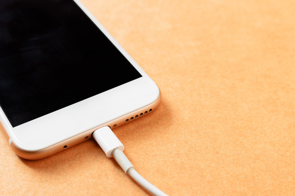 라이트닝 단자로 충전되고 있는 아이폰/이미지투데이