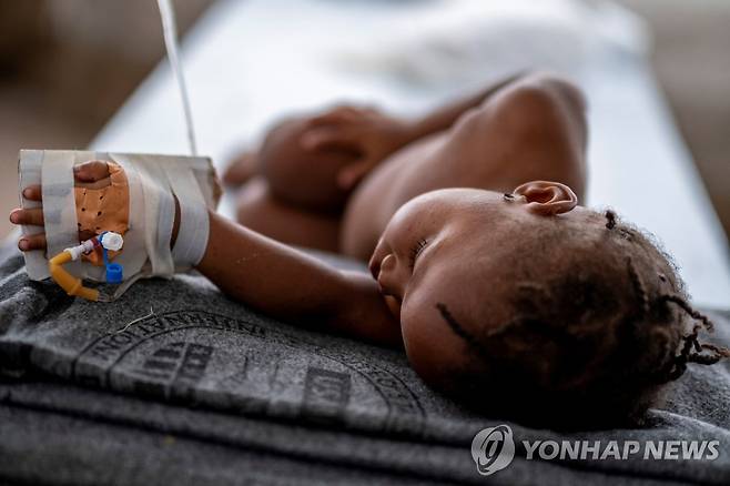 콜레라 증상으로 치료받는 아이티 6살 아이 [로이터 연합뉴스 자료사진. 재판매 및 DB 금지]