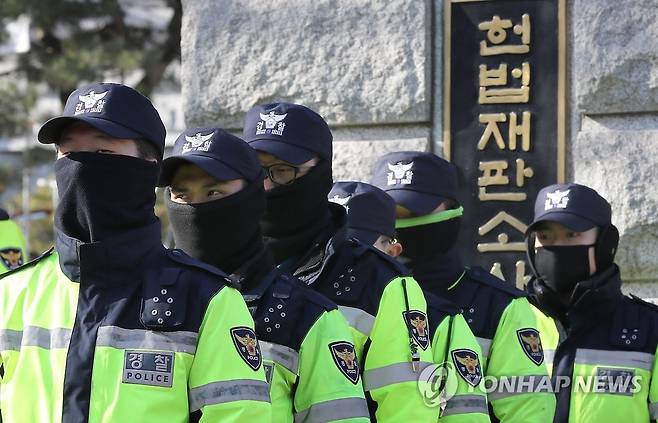 추운 겨울 근무 서는 의경들 [연합뉴스 자료사진]