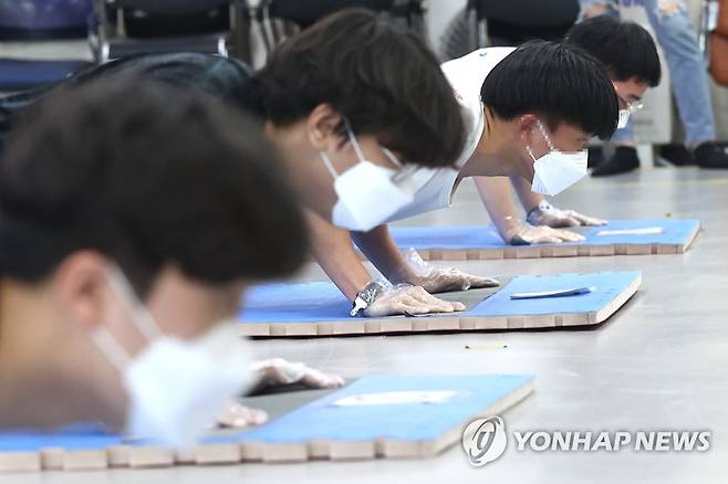 '의경 막차는 나의 몫'  지난해 6월 마지막 의경을 뽑는 제378차 선발시험이 열린 한 시험장에서 지원자들이 체력 검사를 받는 모습. [연합뉴스 자료사진]