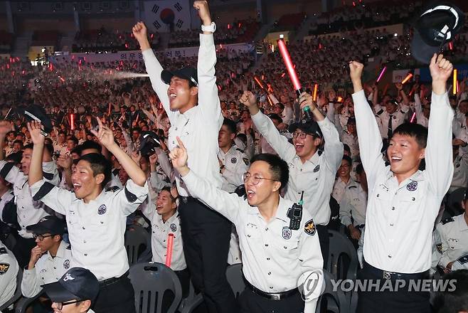 이제는 사진첩 속 추억으로 2015년 경기도 수원시 수원실내체육관에서 열린 '2015년도 의무경찰 위문공연'에서 의경들이 공연을 관람하며 환호하고 있는 모습. [연합뉴스 자료사진]