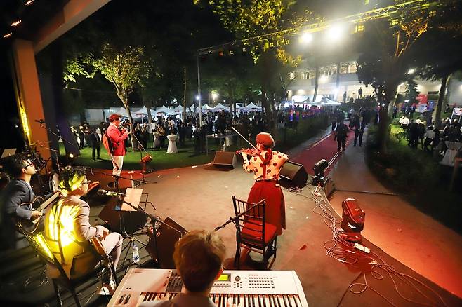 한·이란 수교 60주년 기념행사 (테헤란=연합뉴스) 이승민 특파원 = 20일(현지시간) 이란 테헤란 대한민국대사관저에서 열린 수교 60주년 기념행사 공연이 이뤄지고 있다. 2022.10.21