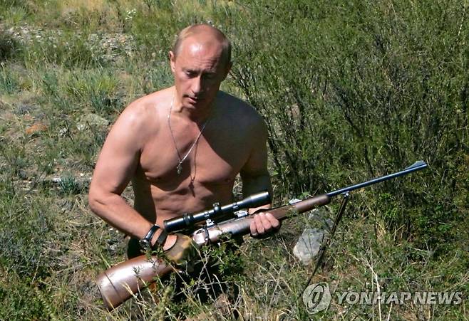 상의를 벗고 총을 든 채 '강인한 남성' 이미지를 과시하는 푸틴 대통령  [EPA 연합뉴스 자료사진. 재판매 및 DB 금지]