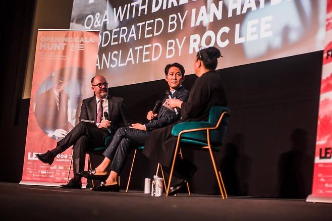 '헌트' 상영 후 이정재 감독과의 대화 (런던=연합뉴스) 최윤정 특파원 = 첫 감독 데뷔작 '헌트'로 영국을 방문한 이정재가 19일(현지시간) 제7회 런던아시아영화제에서 개막작 '헌트' 상영 후 감독과의 대화를 하고 있다. 2022.10.21 photo@yna.co.kr[런던아시아영화제 제공. 재판매 및 DB 금지]