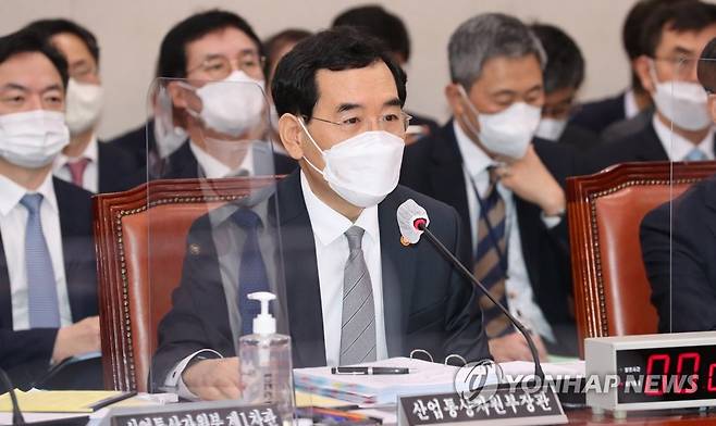 답변하는 이창양 장관 (서울=연합뉴스) 백승렬 기자 = 21일 서울 여의도 국회에서 열린 산업통상자원중소벤처기업 위원회의 종합감사에 출석한 이창양 산업통상자원부 장관이 의원 질문에 답변하고 있다. 2022.10.21 [국회사진기자단] srbaek@yna.co.kr