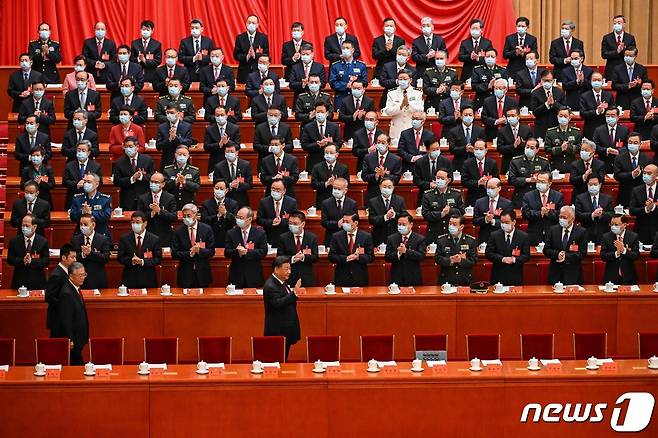 시진핑 중국 국가주석이 16일 (현지시간) 베이징 인민대회당에서 열린 제20차 중국 공산당 전국대표대회(당 대회) 개막식에 후진타오 전 주석과 도착을 하고 있다. ⓒ AFP=뉴스1 ⓒ News1 우동명 기자