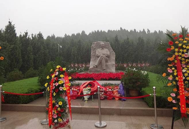 중국 산시성 푸핑현에 있는 시진핑 주석의 아버지 시중쉰의 묘에 3m 높이의 시중쉰 조각상이 서있다. 시 주석은 지난 2005년 베이징에 있던 부친의 묘를 푸핑현에 있는 길지에 이장했다./김두규 교수