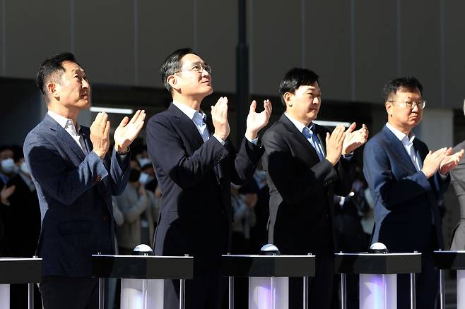 11일 세계 최대 바이오의약품 생산 시설인 삼성바이오로직스 제4공장 준공식에 참석한 이재용 부회장(왼쪽에서 두번째) 모습(삼성전자 제공)