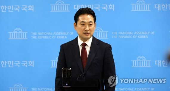 국민의힘 장동혁 원내대변인이 10일 국회 소통관에서 더불어민주당의 친일 발언 관련 브리핑을 한 뒤 기자들의 질문에 답하고 있다. /사진=연합뉴스