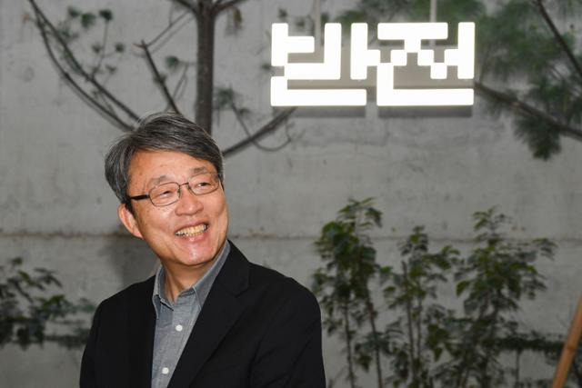 김성식 전 의원이 서울 마포구 스튜디오 반전에서 본지 기자와 인터뷰를 하고 있다. 김영원 인턴기자