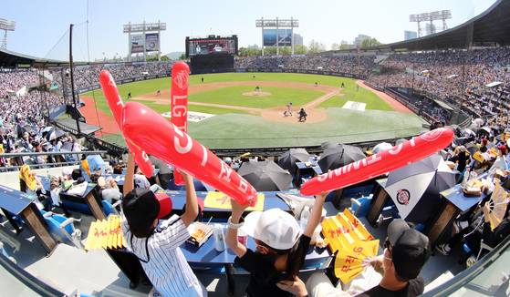 야구장 내 일회용 응원용품 사용도 금지된다. [뉴스1]