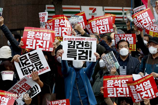 전국에서 모인 촛불행동 참가자들이 22일 서울 중구 시청역 일대에서 윤석열 대통령의 퇴진과 김건희 여사의 특검을 요구하며 손펫말을 흔들고 있다. 문재원 기자