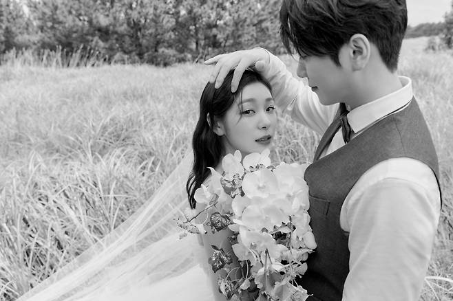 South Korean Olympic figure skating champion Kim Yu-na pose with her groom, Ko Woo-rim. (Yonhap)