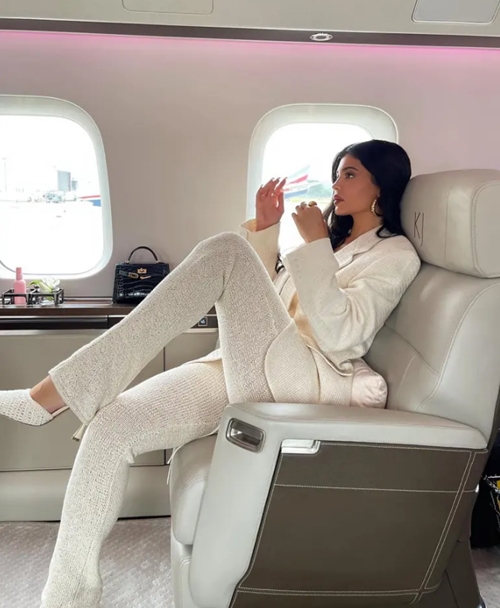 Planes dedicated to the youngest billionaire, Ely Caitlyn Jenner, 25, are drawing attention.In the latest episode of the United States of America, the inside of the exclusive Planes of Ely Caitlyn Jenner was revealed.Caitlyn Jenners older sister, Kendall Caitlyn Jenner, borrowed Planes for a trip with friends Hely Bieber and Justin Skye, and ordered menus such as salads and cocktails for meals.The cocktail menu included strawberry margaritas, rich vodka, rose champagne and vodka cranberries made from Kendalls tequila brand 818.He bought Global Express Jet aircraft in 2020 for $72.8 million ( 105 billion).At 8 feet wide and 59.6 feet long, the impressive airliner is custom-built with beige seats bearing the initials KJ and colored lights across the ceiling that can be programmed to glow in different colors.It also features several rooms, including an entertainment suite, master suite, two bathrooms, a gallery, crew rest area, closet, and many storage rooms.Meanwhile, earlier this year, Caitlyn Jenners private jet flew about 64km from Camarillo, California, to Van Nuys - a flight time of three minutes and a drive of about 40 minutes.He was recently found to have made several flights of less than 15 minutes.The environmental group has raised criticism that the greenhouse gases emitted by Jet aircraft destroy the environment and accelerate warming.United States of America netizens responded to the question, No matter how much money you have, it does not make sense to move 40 minutes by car to Jet aircraft.