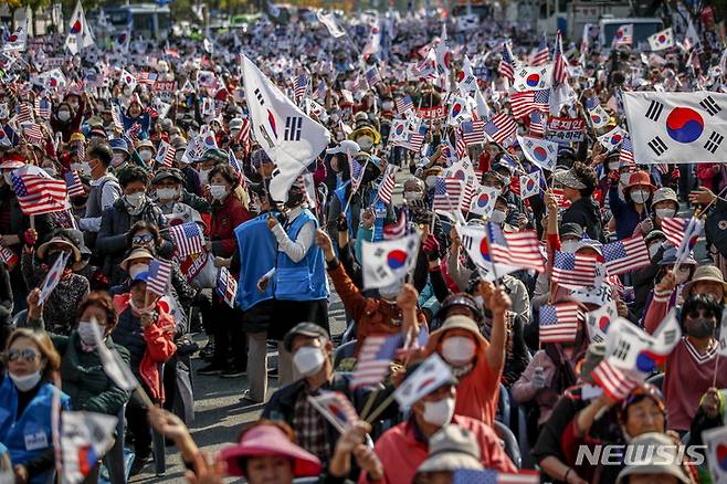 [서울=뉴시스] 정병혁 기자 = 22일 서울 종로구 세종대로에서 열린 자유통일 주사파 척결 국민대회에서 참가자들이 태극기와 성조기를 들고 있다. 2022.10.22. jhope@newsis.com