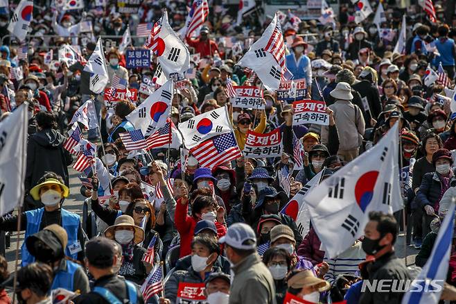 [서울=뉴시스] 정병혁 기자 = 22일 서울 종로구 세종대로에서 열린 자유통일 주사파 척결 국민대회에서 참가자들이 태극기와 성조기를 들고 있다. 2022.10.22. jhope@newsis.com