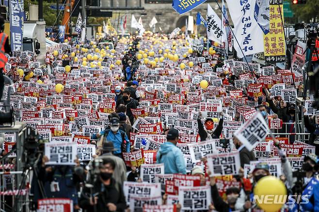 [서울=뉴시스] 정병혁 기자 = 22일 서울 중구 태평로에서 열린 촛불행동 김건희 특검 윤석열 퇴진 11차 전국집중 촛불대행진에서 참가자들이 피켓을 들고 구호를 외치고 있다. 2022.10.22. jhope@newsis.com