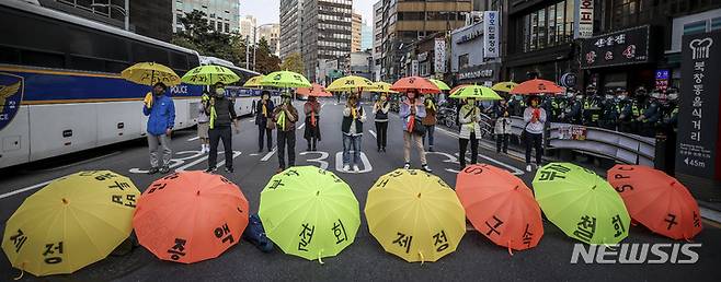 [서울=뉴시스] 정병혁 기자 = 22일 서울 중구 태평로에서 열린 촛불행동 김건희 특검 윤석열 퇴진 11차 전국집중 촛불대행진에서 참가자들이 피켓을 들고 구호를 외치고 있다. 2022.10.22. jhope@newsis.com